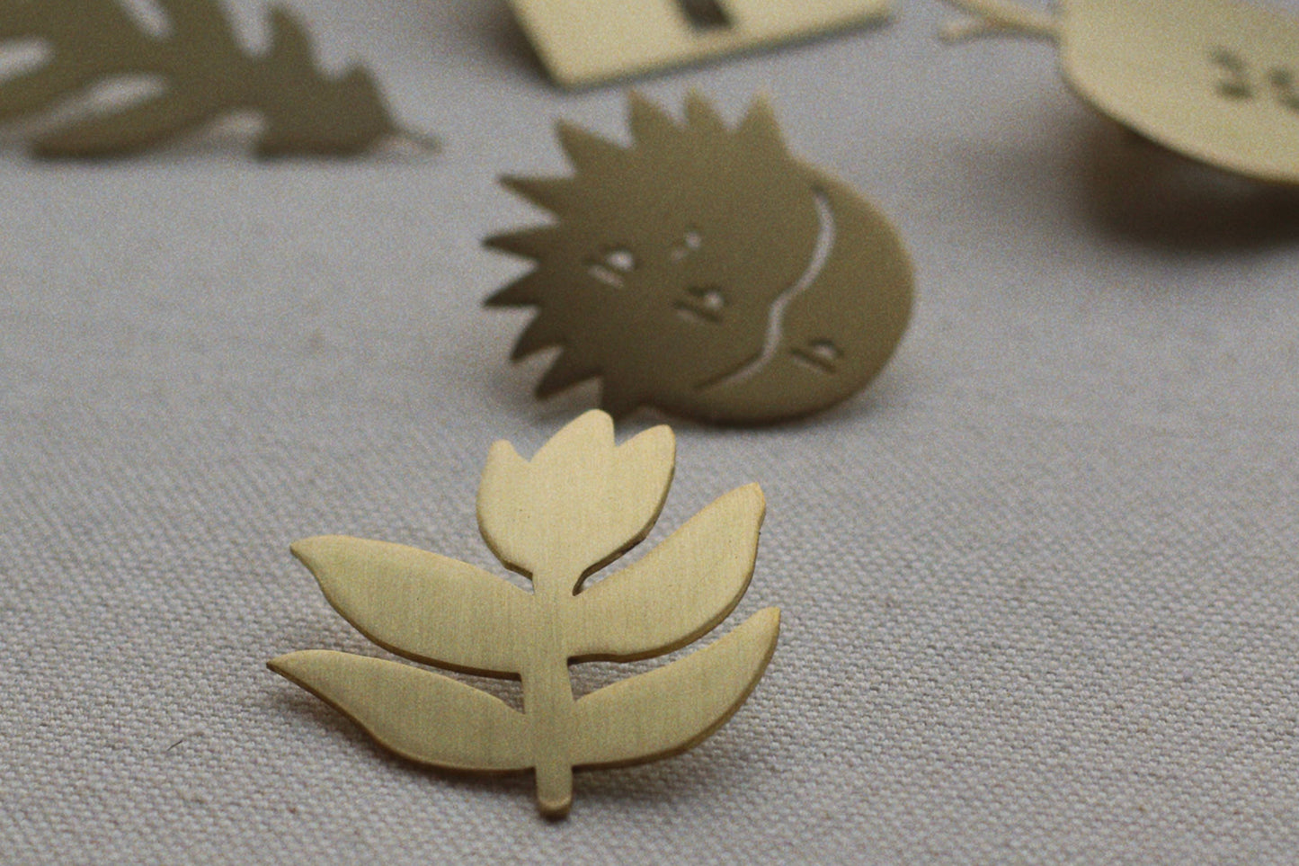 Bloom brass flower shaped brooch